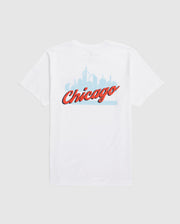 Discover the allure of Psycho Bunny's MENS CHICAGO CITY TEE - B6U551W1PC, crafted from soft Pima cotton jersey. This white t-shirt features a light blue outline of Chicago's skyline with "Chicago" prominently scripted in red across the front, complemented by a subtle bunny logo for a playful touch.
