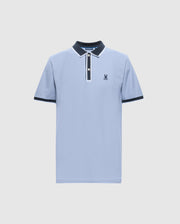 The Psycho Bunny MENS KENT PIQUE POLO - B6K951D200 is a premium men's polo shirt in light blue, featuring a navy collar and cuffs, a white button placket, and an embroidered logo on the left chest. Crafted from fine materials, it showcases delicate white trim on the collar and sleeves for added elegance.